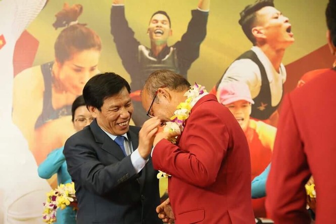Olympic Việt Nam đã về tới sân bay Nội Bài - ảnh 15