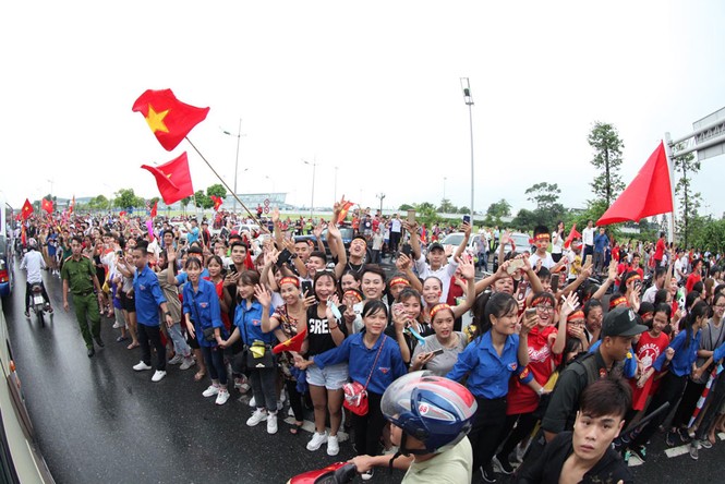 Olympic Việt Nam đã về tới sân bay Nội Bài - ảnh 12