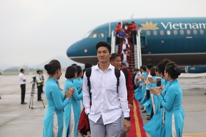 Cận cảnh Olympic Việt Nam xuống sân bay Nội Bài - ảnh 8