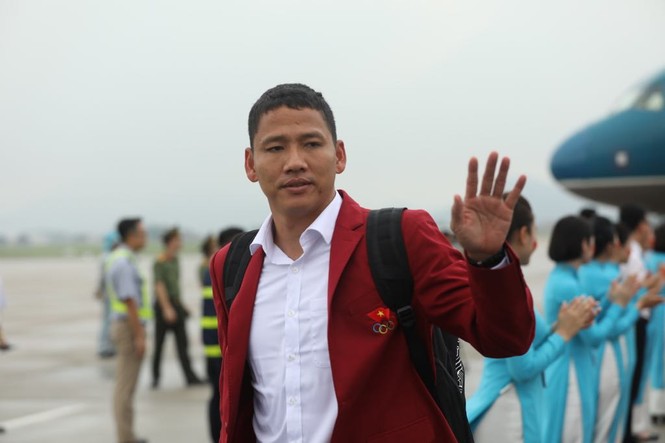 Cận cảnh Olympic Việt Nam xuống sân bay Nội Bài - ảnh 6