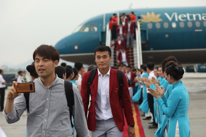 Cận cảnh Olympic Việt Nam xuống sân bay Nội Bài - ảnh 7