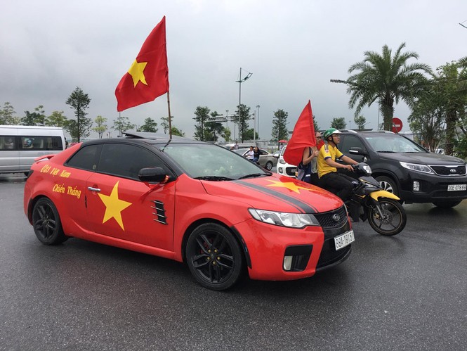 Olympic Việt Nam đã về tới sân bay Nội Bài - ảnh 30