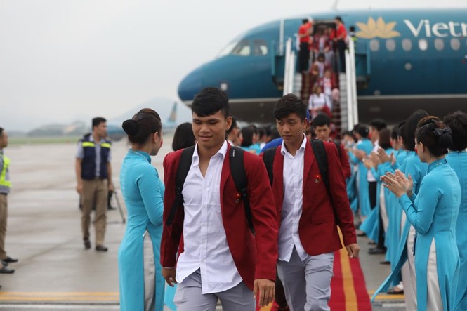 Cận cảnh Olympic Việt Nam xuống sân bay Nội Bài - ảnh 5