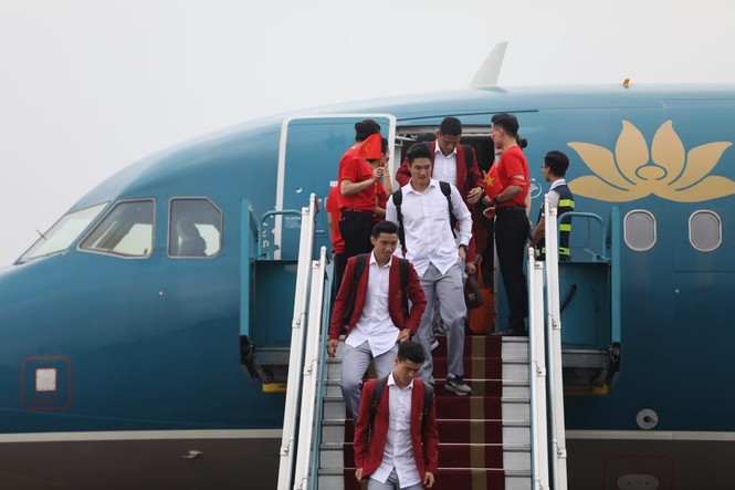 Cận cảnh Olympic Việt Nam xuống sân bay Nội Bài - ảnh 4