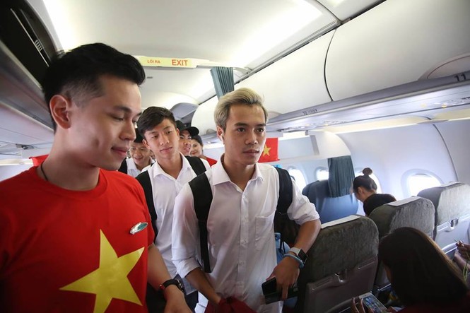 Olympic Việt Nam đã về tới sân bay Nội Bài - ảnh 56