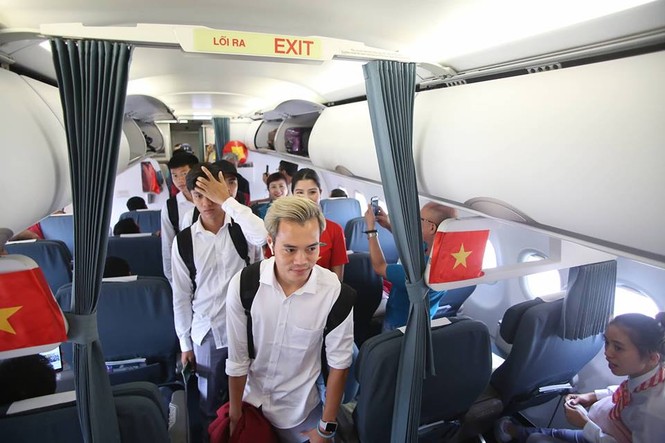 Olympic Việt Nam đã về tới sân bay Nội Bài - ảnh 57