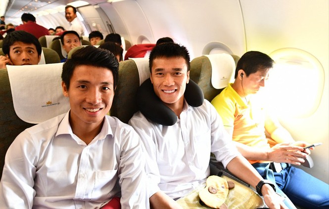 Olympic Việt Nam đã về tới sân bay Nội Bài - ảnh 53