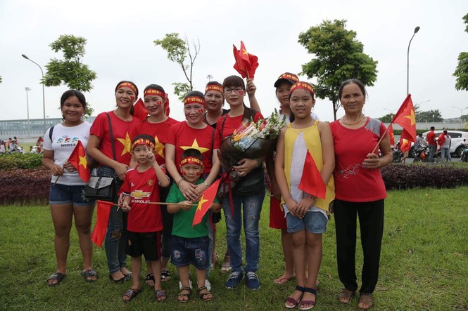 Olympic Việt Nam đã về tới sân bay Nội Bài - ảnh 49