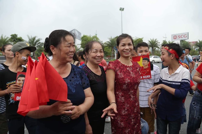 Olympic Việt Nam đã về tới sân bay Nội Bài - ảnh 50