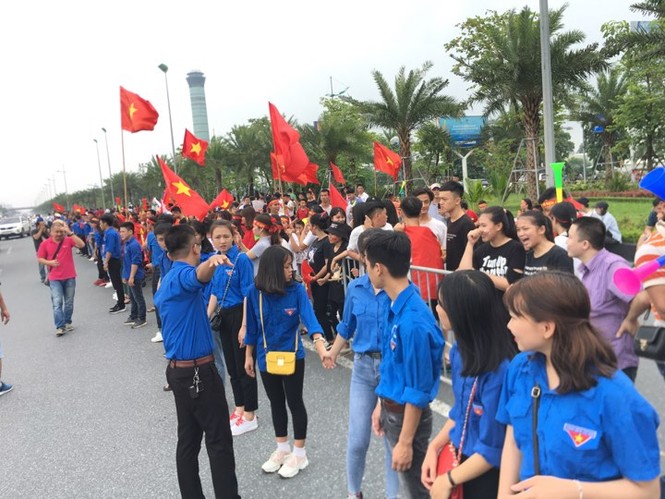 Olympic Việt Nam đã về tới sân bay Nội Bài - ảnh 47
