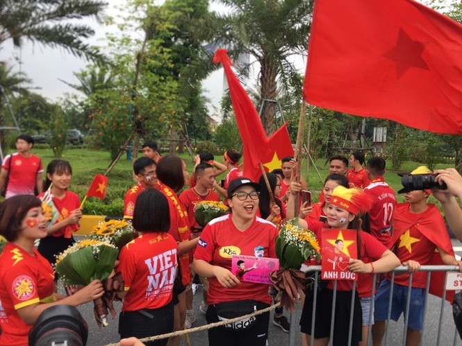 Olympic Việt Nam đã về tới sân bay Nội Bài - ảnh 48