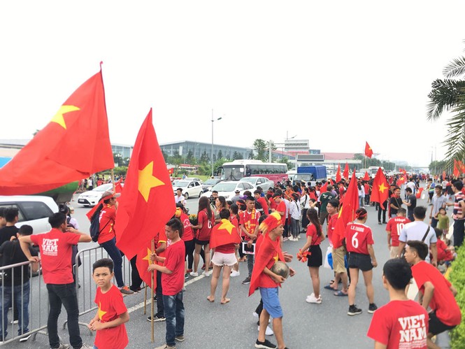 Olympic Việt Nam đã về tới sân bay Nội Bài - ảnh 46