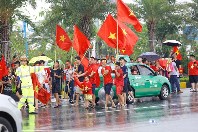 Olympic Việt Nam đã về tới sân bay Nội Bài - ảnh 40