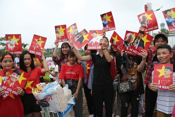 Olympic Việt Nam đã về tới sân bay Nội Bài - ảnh 33