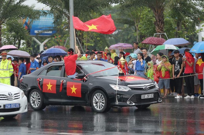 Olympic Việt Nam đã về tới sân bay Nội Bài - ảnh 34