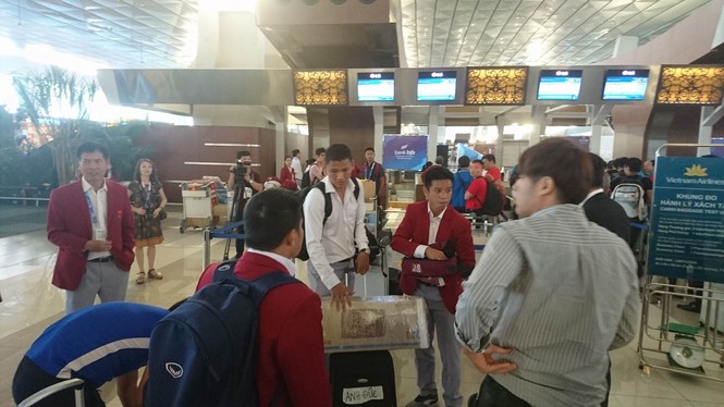 Olympic Việt Nam đã về tới sân bay Nội Bài - ảnh 59