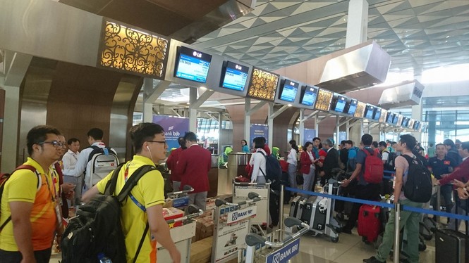 Olympic Việt Nam đã về tới sân bay Nội Bài - ảnh 58