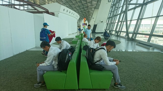 Olympic Việt Nam đã về tới sân bay Nội Bài - ảnh 64