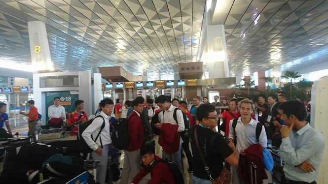 Olympic Việt Nam đã về tới sân bay Nội Bài - ảnh 65