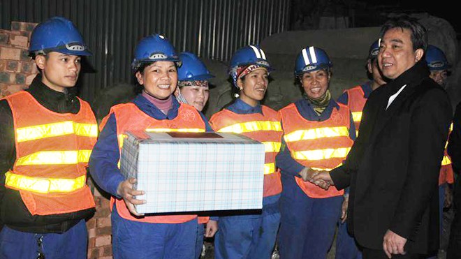 Giám đốc Sở GTVT thị sát, chúc tết công nhân viên - ảnh 1