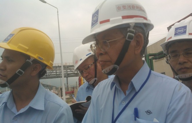 Lúng túng xử lý vụ cá chết: Bộ trưởng TN&MT nhận khuyết điểm - ảnh 1