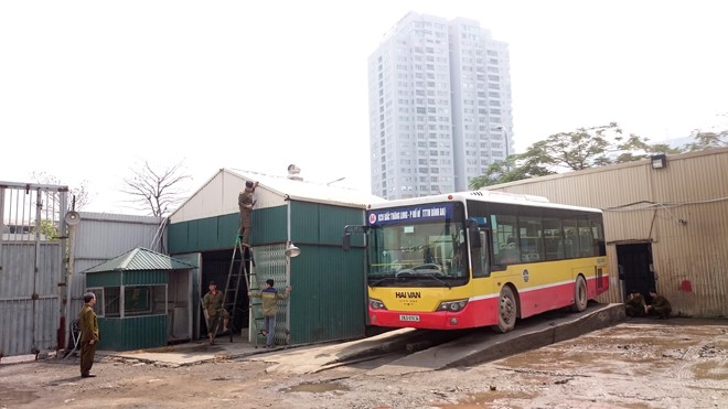 Tháo dỡ cây xăng lậu núp trong bãi đỗ xe - ảnh 2
