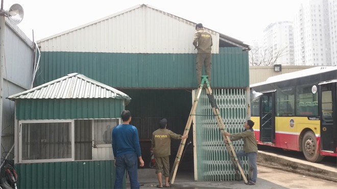 Tháo dỡ cây xăng lậu núp trong bãi đỗ xe - ảnh 3