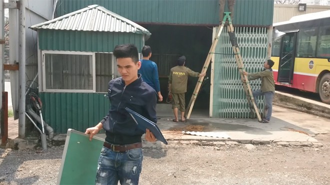 Tháo dỡ cây xăng lậu núp trong bãi đỗ xe - ảnh 6