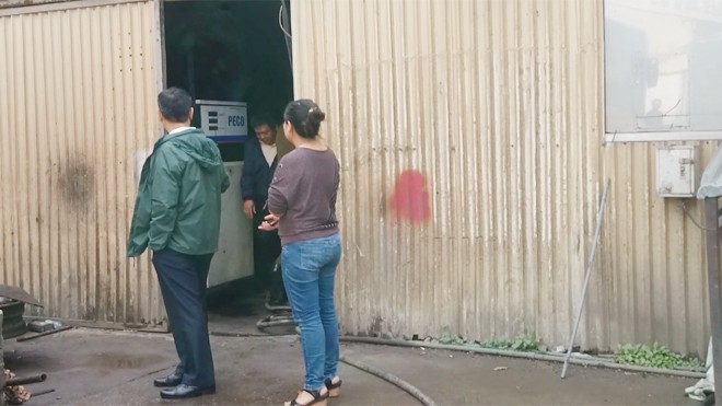 Tháo dỡ cây xăng lậu núp trong bãi đỗ xe - ảnh 7