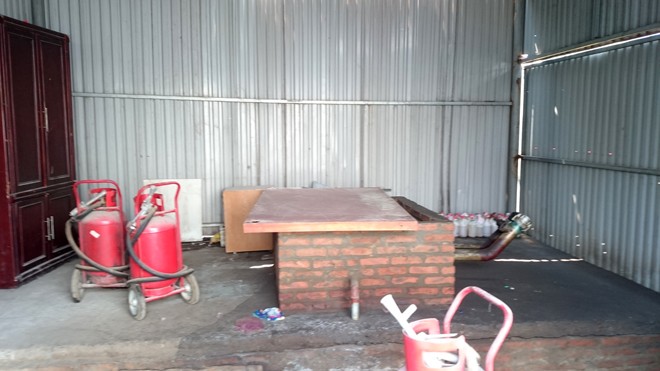 Tháo dỡ cây xăng lậu núp trong bãi đỗ xe - ảnh 5