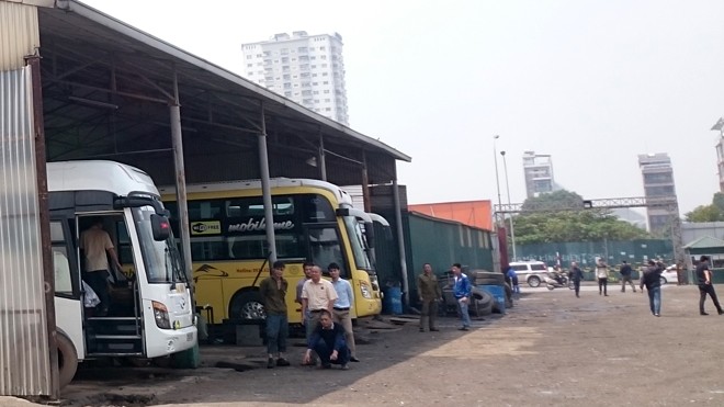 Tháo dỡ cây xăng lậu núp trong bãi đỗ xe - ảnh 9
