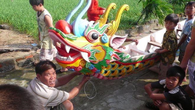 Ngư dân Lý Sơn tấp nập sửa thuyền đua xuân - ảnh 1