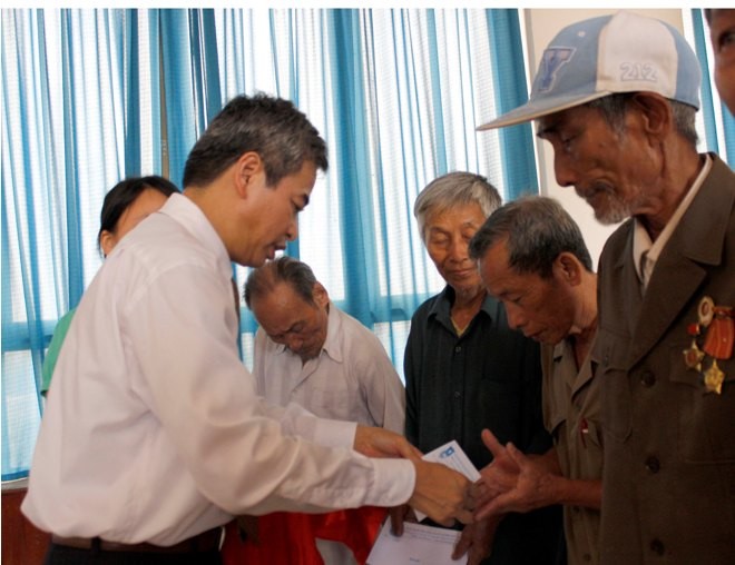 Trao quà cho cựu TNXP chống Pháp tại Thanh Hoá - ảnh 3