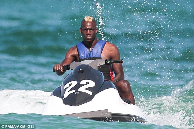 Người tình Balotelli khoe vòng 1 'bỏng rẫy' ở Miami - ảnh 7