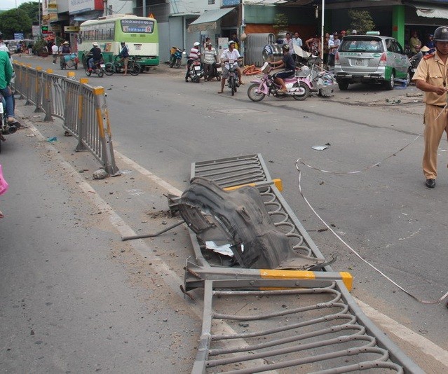 Taxi “đại náo” trên đường, hai người nhập viện - ảnh 1