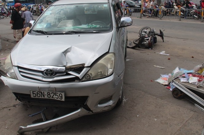 Taxi “đại náo” trên đường, hai người nhập viện - ảnh 3