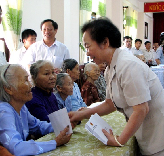 Phó Chủ tịch nước tặng quà người nghèo, trao học bổng cho học sinh - ảnh 1