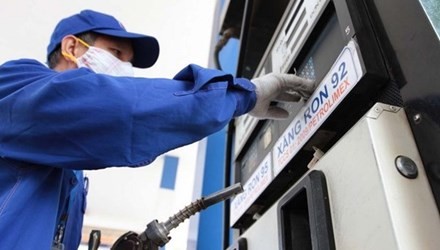 Xăng giảm giá mạnh từ 18h hôm nay - ảnh 1