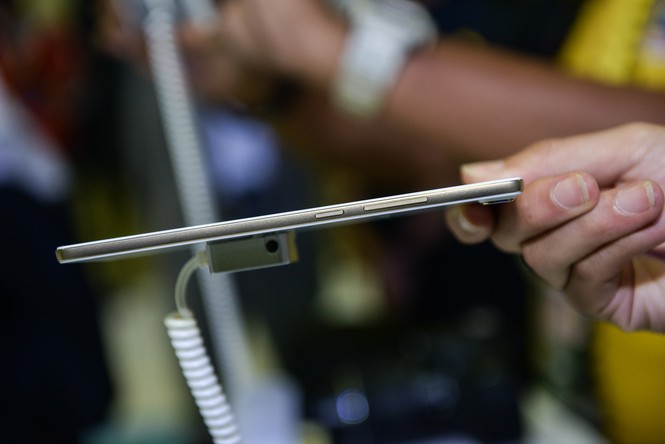 Tận mắt smartphone mỏng nhất thế giới - ảnh 9