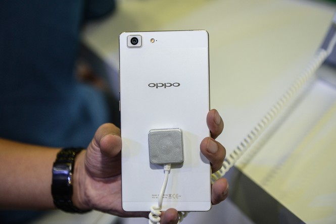 Tận mắt smartphone mỏng nhất thế giới - ảnh 3