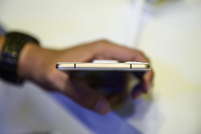 Tận mắt smartphone mỏng nhất thế giới - ảnh 7