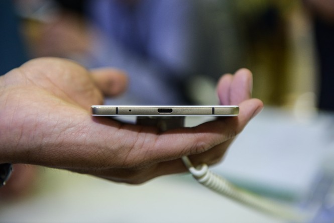 Tận mắt smartphone mỏng nhất thế giới - ảnh 8