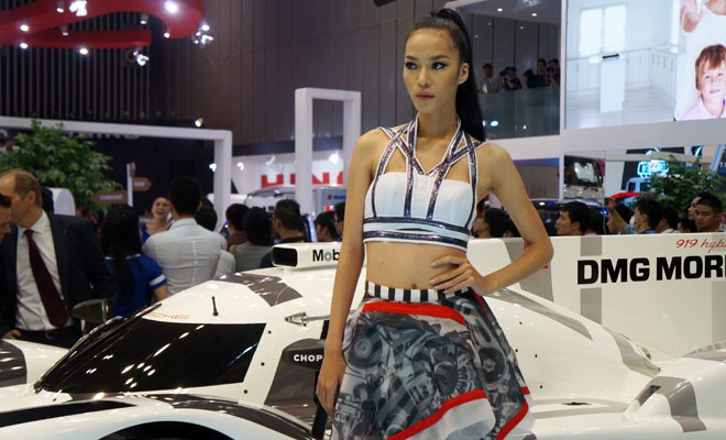Mỹ nhân 'thiêu cháy' Triển lãm ô tô Việt Nam - ảnh 22