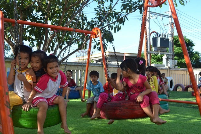 Lốp cũ biến thành sân chơi cho trẻ em Lý Sơn - ảnh 1