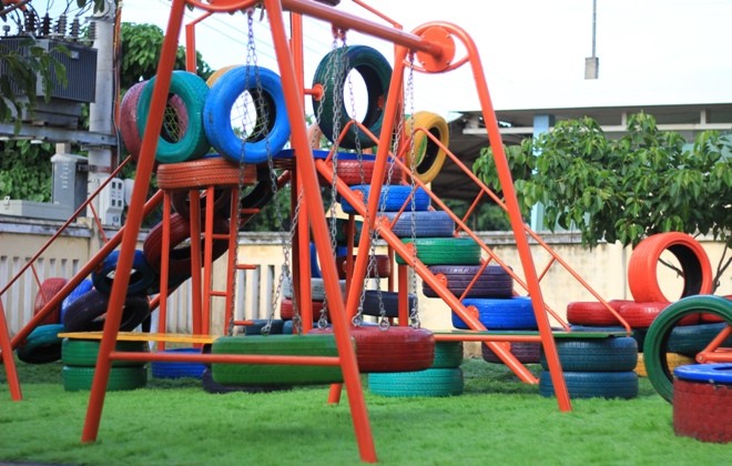 Lốp cũ biến thành sân chơi cho trẻ em Lý Sơn - ảnh 2