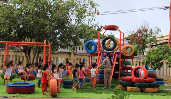 Lốp cũ biến thành sân chơi cho trẻ em Lý Sơn - ảnh 3