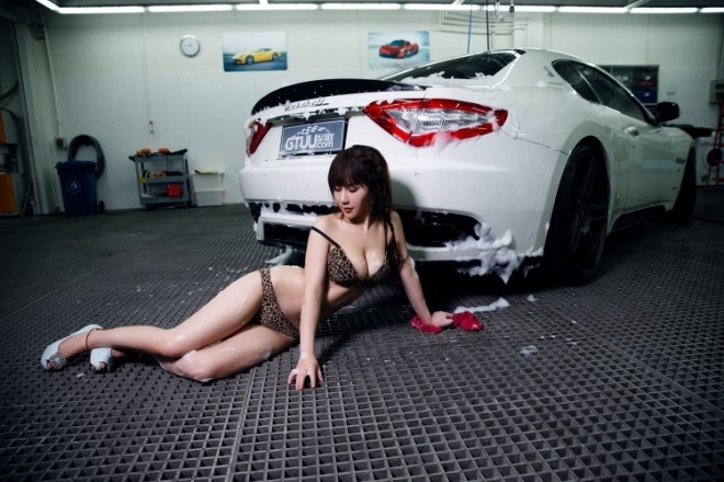 Cô nàng rửa xe quá đỗi gợi cảm bên Maserati GranTurismo S - ảnh 8