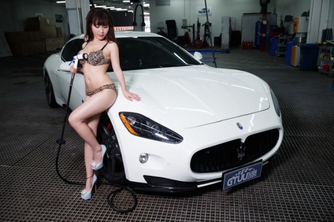 Cô nàng rửa xe quá đỗi gợi cảm bên Maserati GranTurismo S - ảnh 3