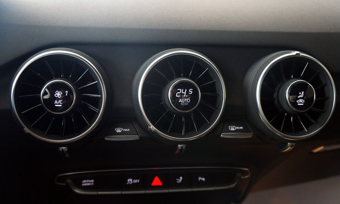 Cận cảnh vẻ gợi cảm của Audi TT Coupe vừa 'cập bến