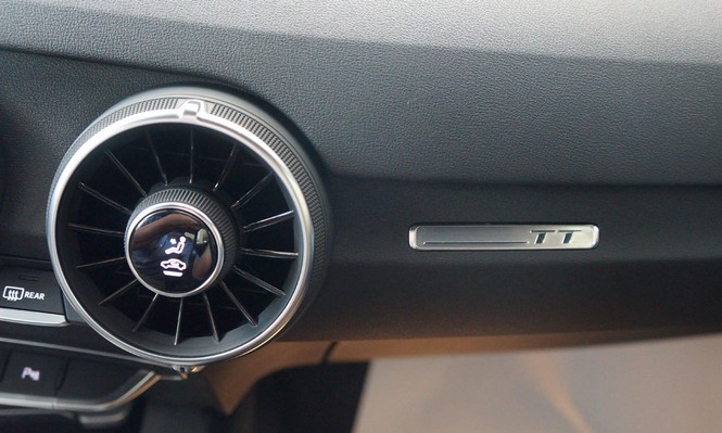 Cận cảnh vẻ gợi cảm của Audi TT Coupe vừa 'cập bến